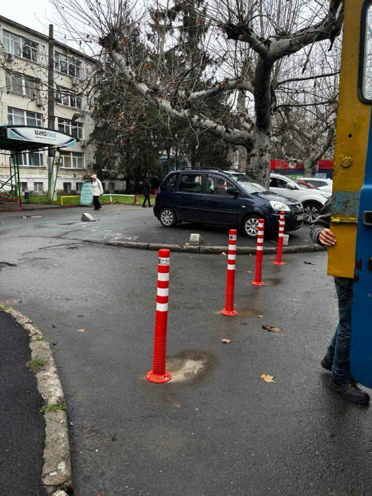 В Одесі відремонтували пошкоджені внаслідок ДТП огородження та колесовідбійник В Одессе отремонтировали поврежденные в результате ДТП ограждения и колесоотбойник