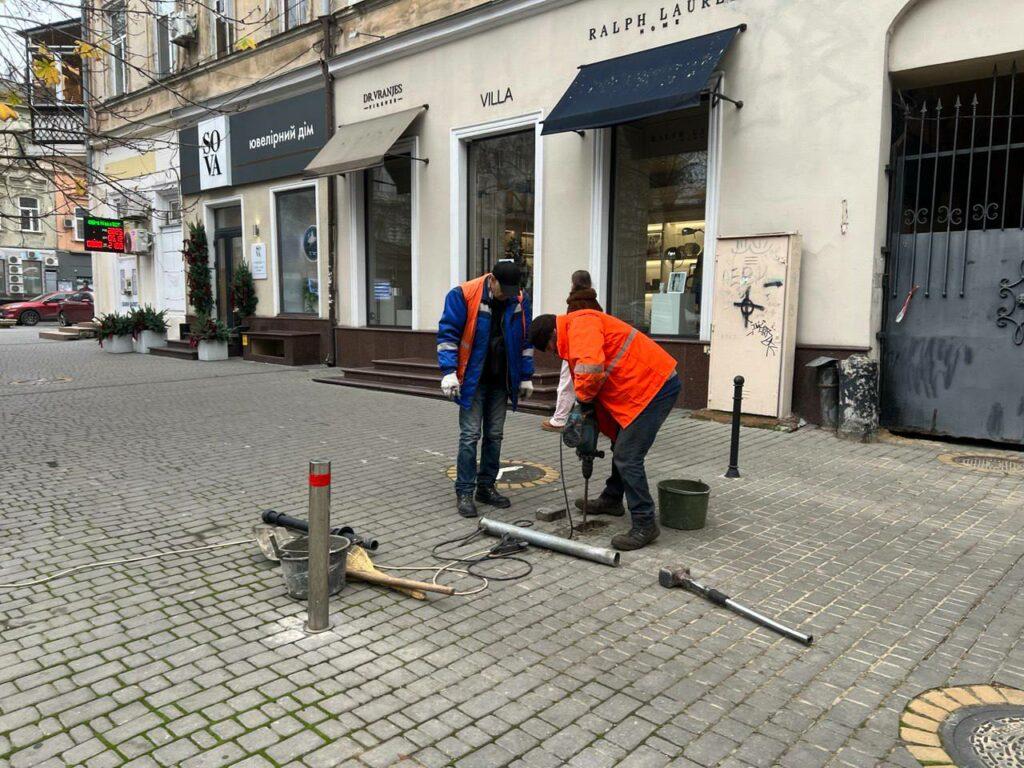 В Одесі відремонтували пошкоджені внаслідок ДТП огородження та колесовідбійник В Одессе отремонтировали поврежденные в результате ДТП ограждения и колесоотбойник