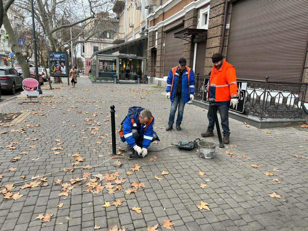В Одесі відремонтували пошкоджені внаслідок ДТП огородження та колесовідбійник В Одессе отремонтировали поврежденные в результате ДТП ограждения и колесоотбойник