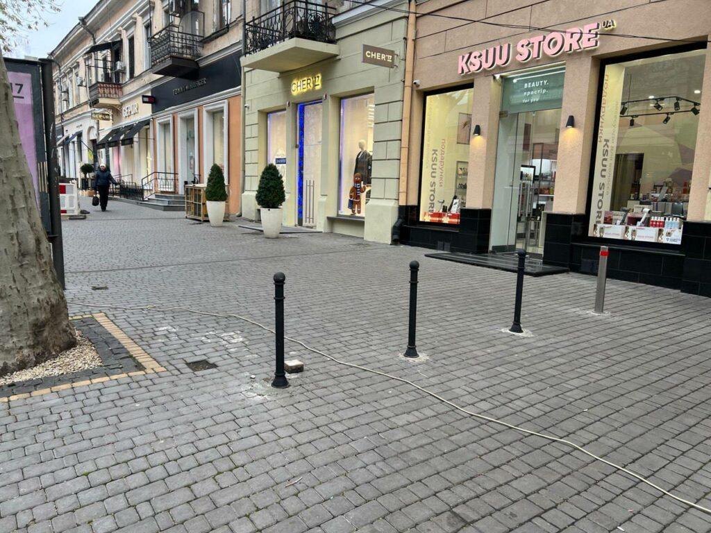 В Одесі відремонтували пошкоджені внаслідок ДТП огородження та колесовідбійник В Одессе отремонтировали поврежденные в результате ДТП ограждения и колесоотбойник