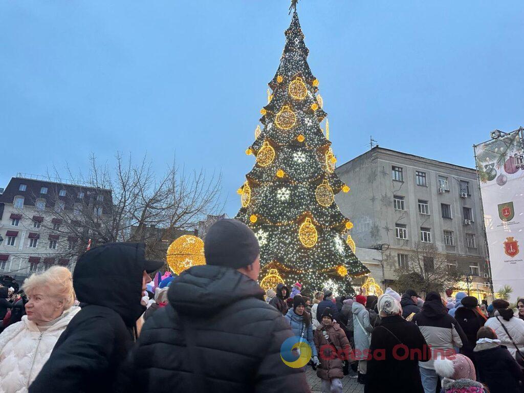 Зимова казка: в Одесі засвітили вогні на головній ялинці міста (фото)