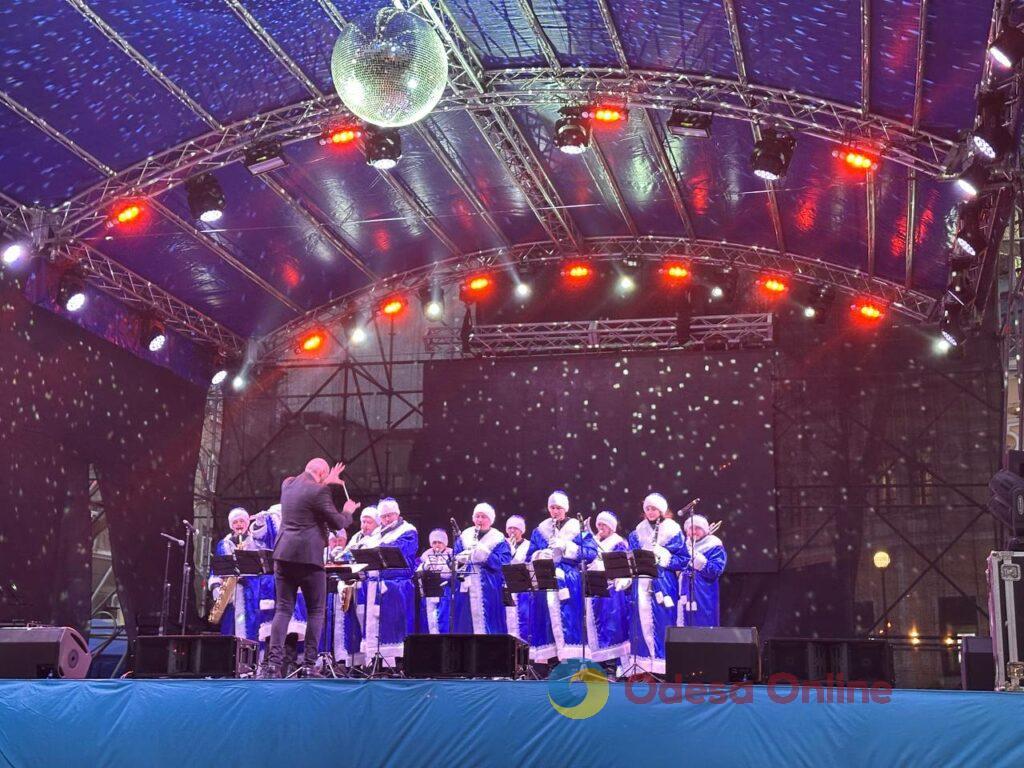 Зимова казка: в Одесі засвітили вогні на головній ялинці міста (фото)