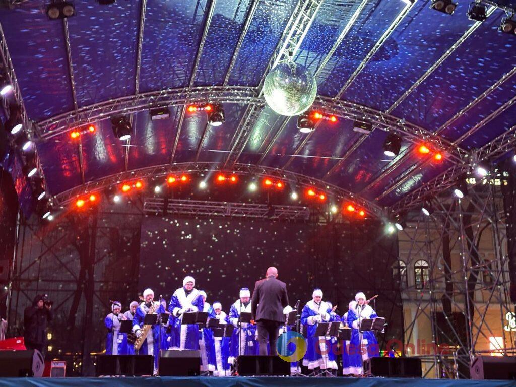 Зимова казка: в Одесі засвітили вогні на головній ялинці міста (фото)