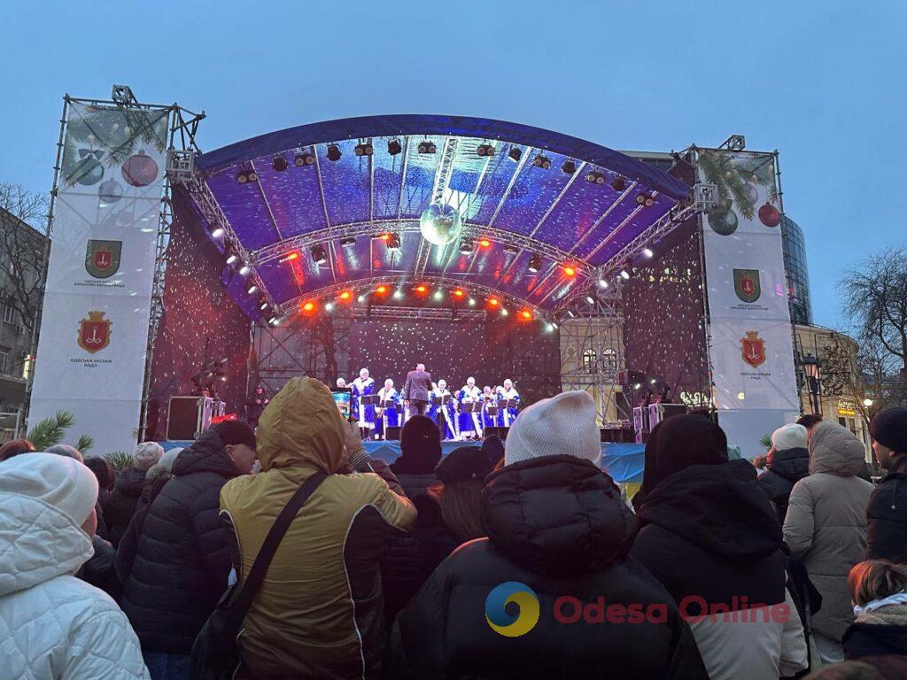 Зимова казка: в Одесі засвітили вогні на головній ялинці міста (фото)