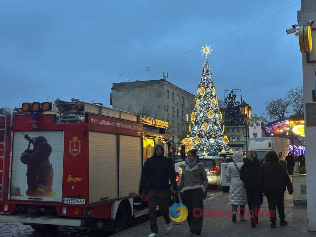 Зимова казка: в Одесі засвітили вогні на головній ялинці міста (фото)