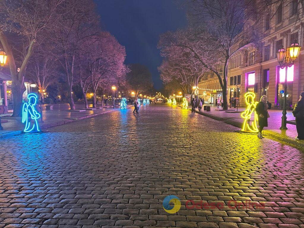 Головну вулицю Одеси прикрасили світлові інсталяції янголів Главную улицу Одессы украсили световые инсталляции ангелов