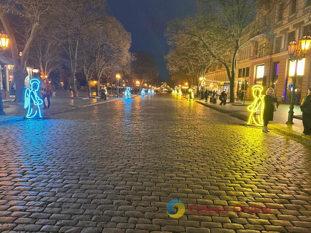 Головну вулицю Одеси прикрасили світлові інсталяції янголів Главную улицу Одессы украсили световые инсталляции ангелов