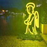 Главную улицу Одессы украсили световые инсталляции ангелов