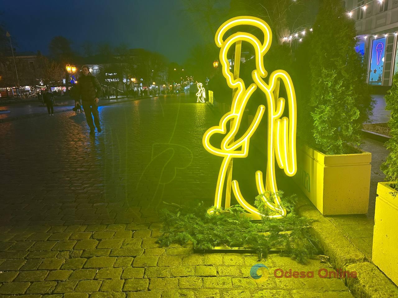 Главную улицу Одессы украсили световые инсталляции ангелов Главную улицу Одессы украсили световые инсталляции ангелов