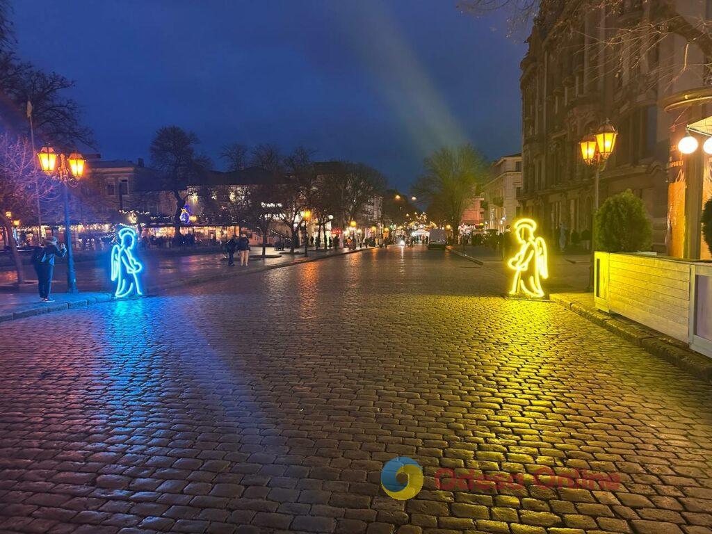 Головну вулицю Одеси прикрасили світлові інсталяції янголів Главную улицу Одессы украсили световые инсталляции ангелов