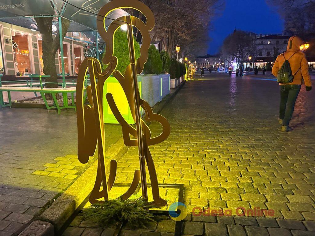 Головну вулицю Одеси прикрасили світлові інсталяції янголів Главную улицу Одессы украсили световые инсталляции ангелов