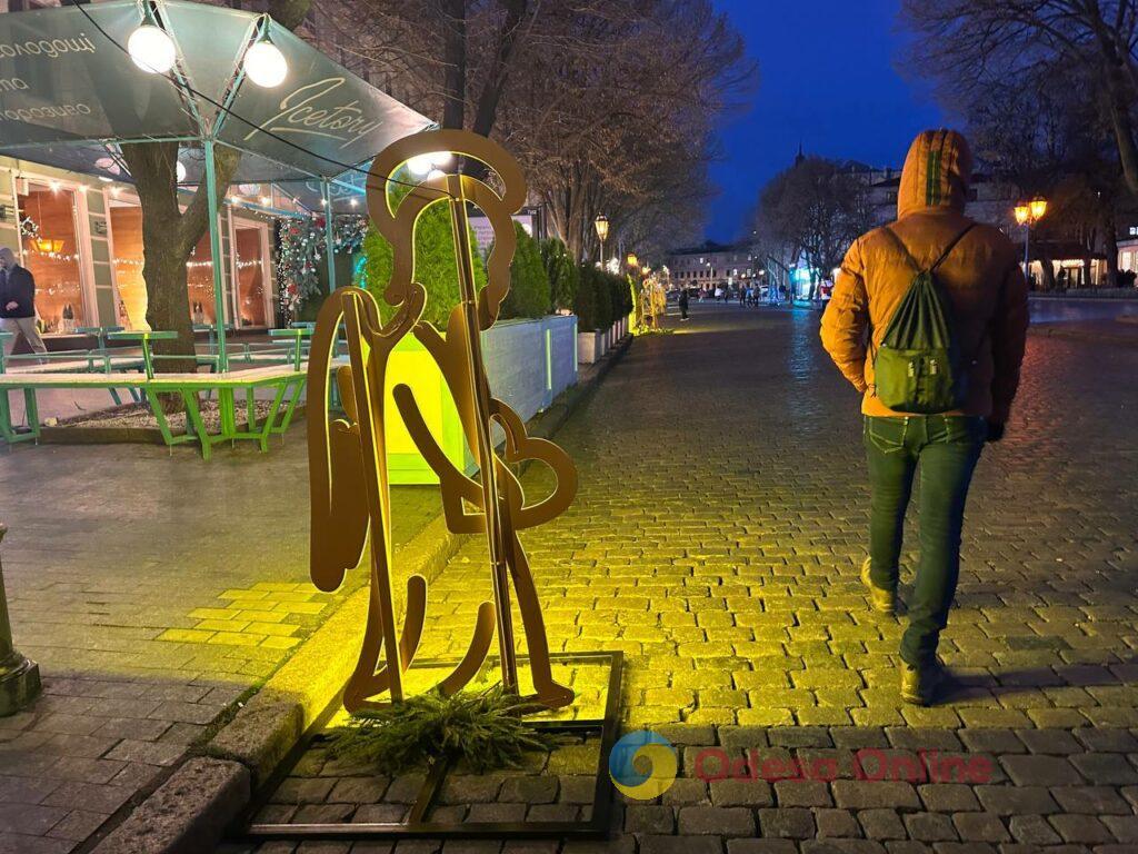 Головну вулицю Одеси прикрасили світлові інсталяції янголів Главную улицу Одессы украсили световые инсталляции ангелов