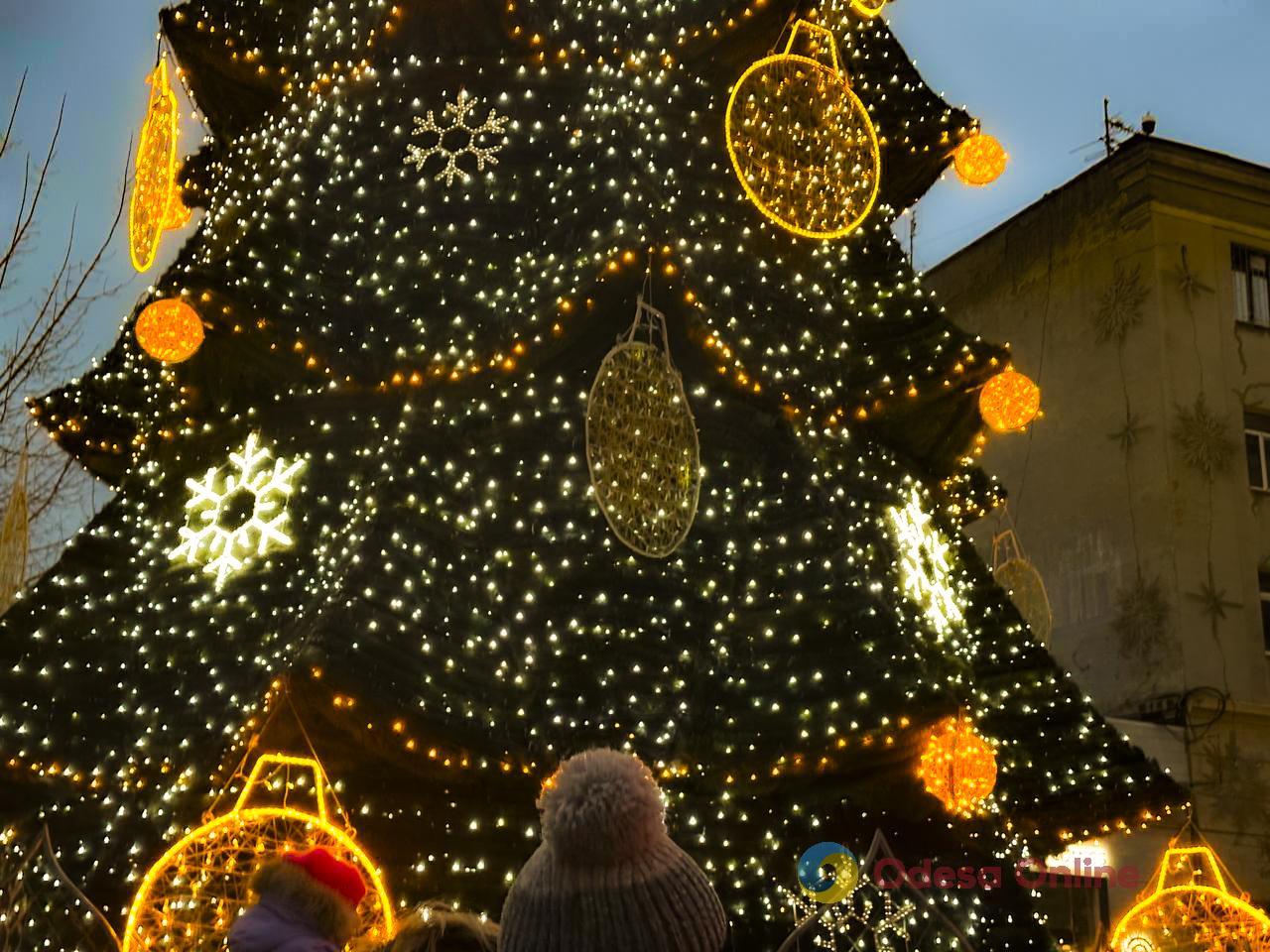 Фото тижня: Одеса між зимовою казкою та воєнною реальністю Фото тижня: Одеса між зимовою казкою та воєнною реальністю