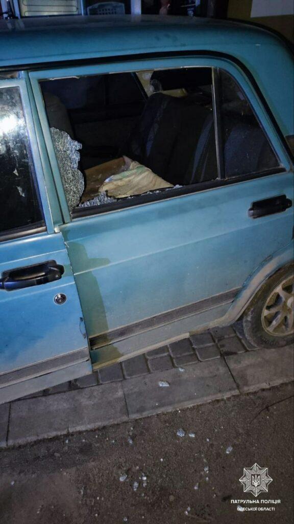 В Одесі затримали трьох хлопців, які заради розваги пошкодили чужу автівку