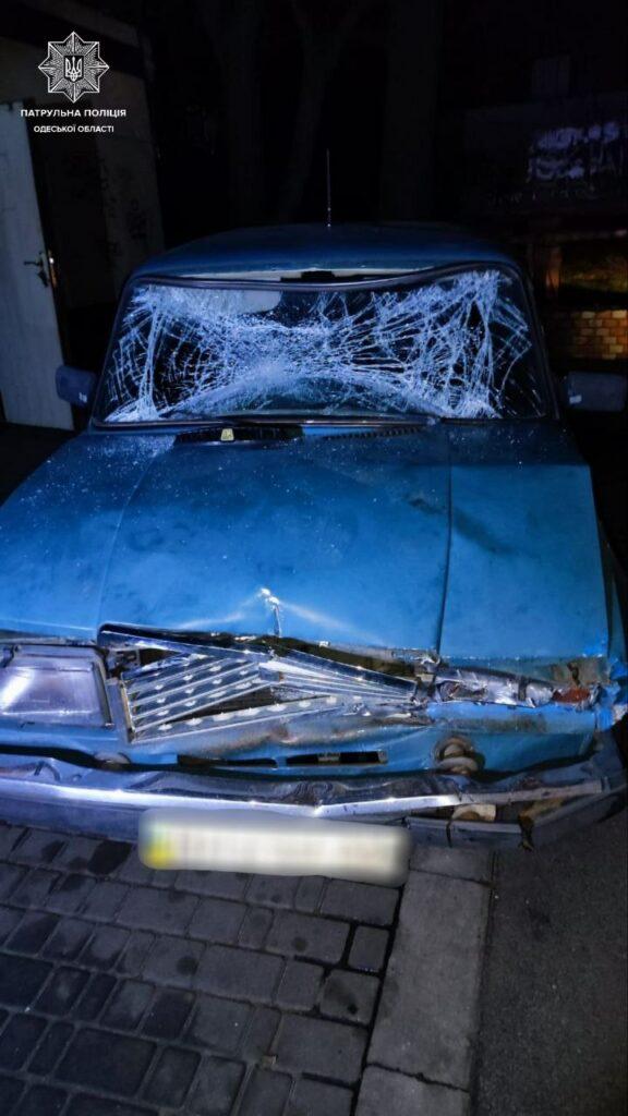 В Одессе задержали троих парней, которые ради развлечения повредили чужой автомобиль