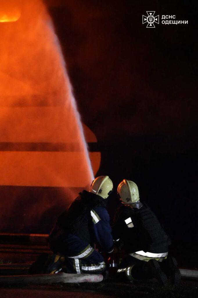 Росія атакувала порт під Одесою: спалахнуло цивільне судно (фото, відео)