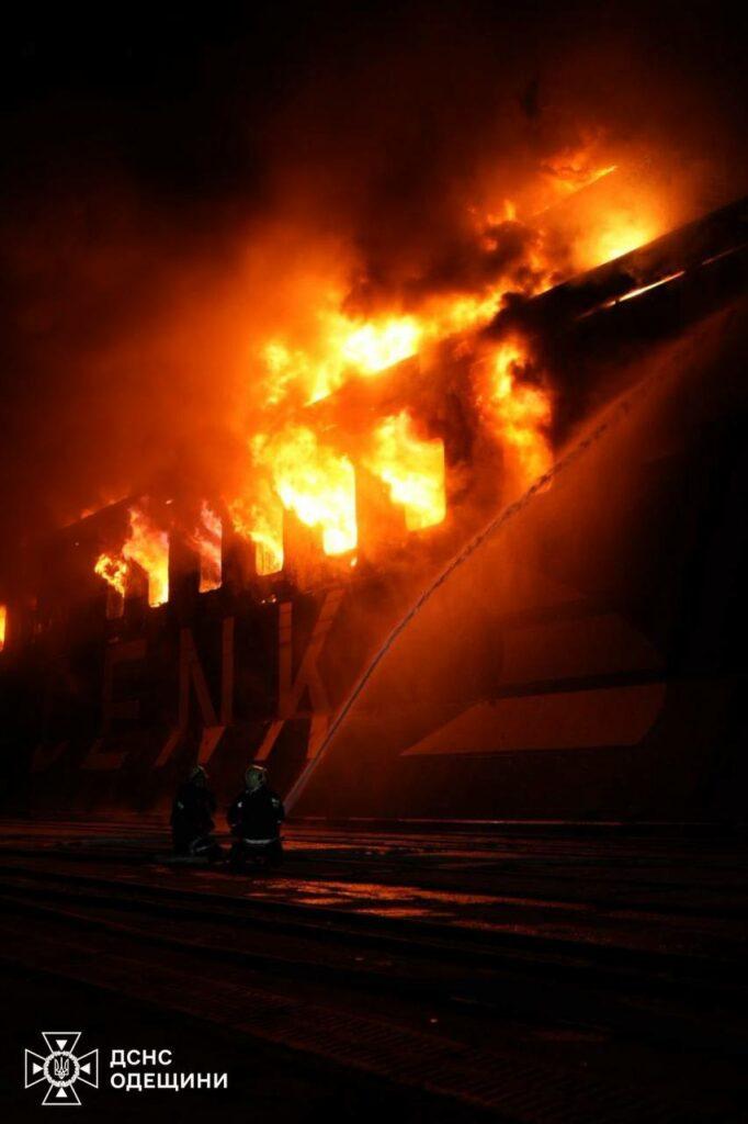 Росія атакувала порт під Одесою: спалахнуло цивільне судно (фото, відео)