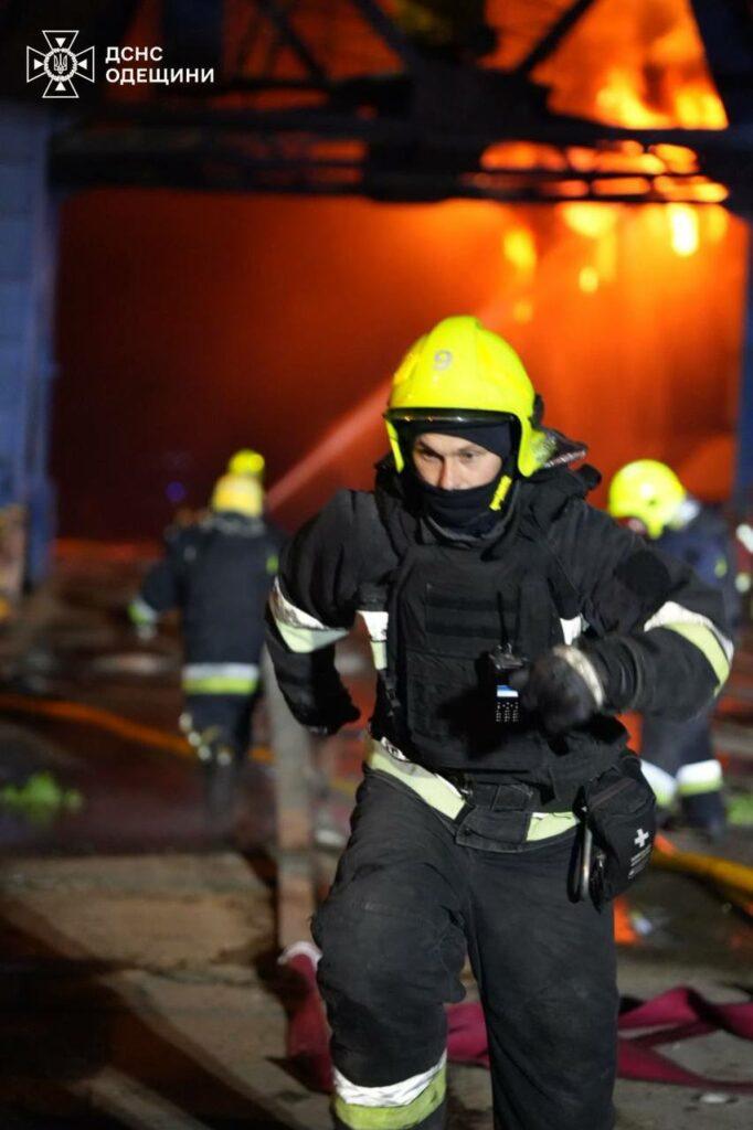 Росія атакувала порт під Одесою: спалахнуло цивільне судно (фото, відео)