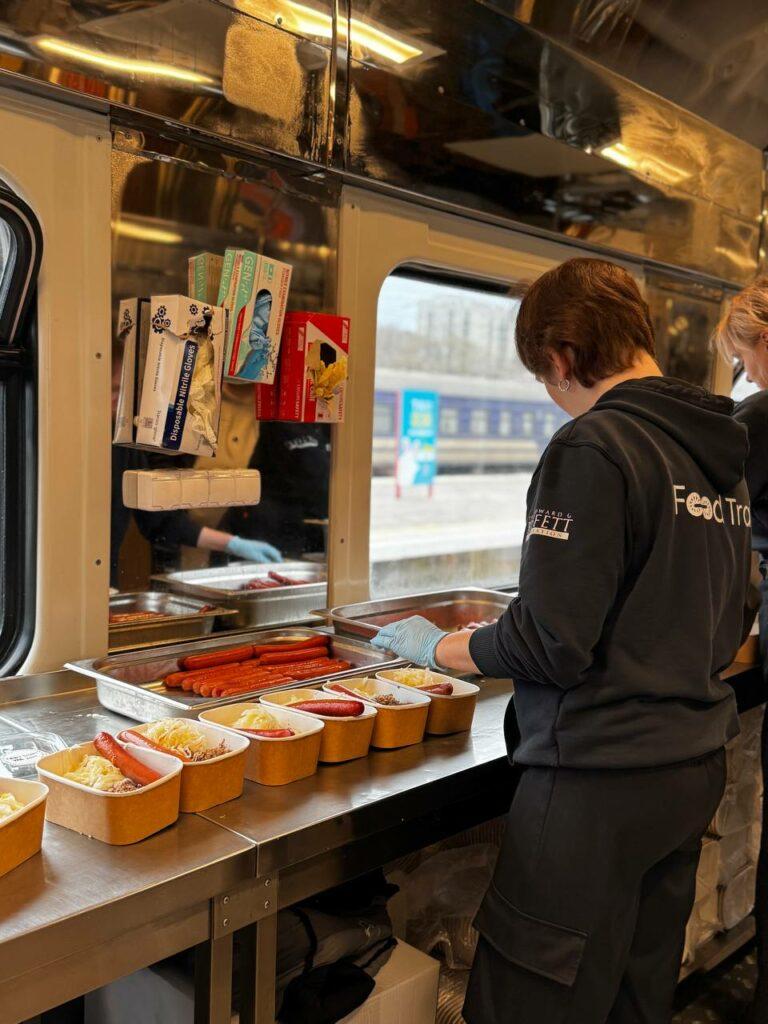 Понад 5000 гарячих обідів для одеситів приготувала команда Food Train Укрзалізниці Более 5000 горячих обедов для одесситов приготовила команда Food Train «Укрзалізниці»