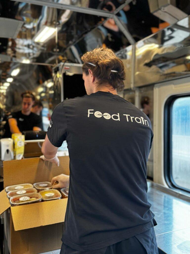 Понад 5000 гарячих обідів для одеситів приготувала команда Food Train Укрзалізниці Более 5000 горячих обедов для одесситов приготовила команда Food Train «Укрзалізниці»