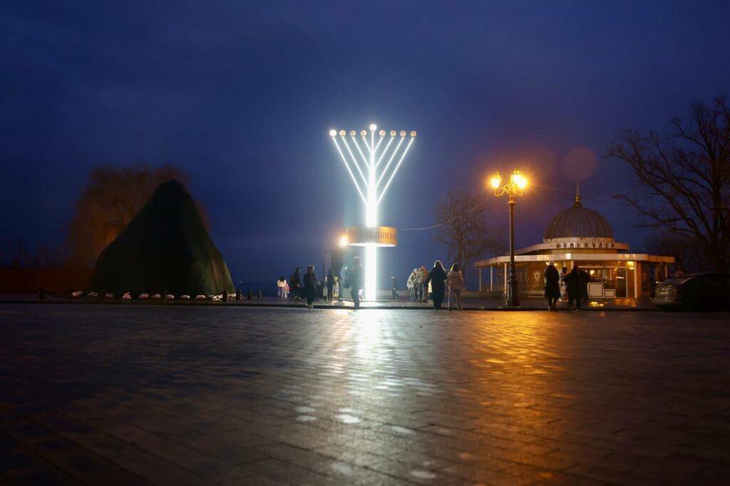 Перші свічки Ханукії запалили на Приморському бульварі Одеси Перші свічки Ханукії запалили на Приморському бульварі Одеси