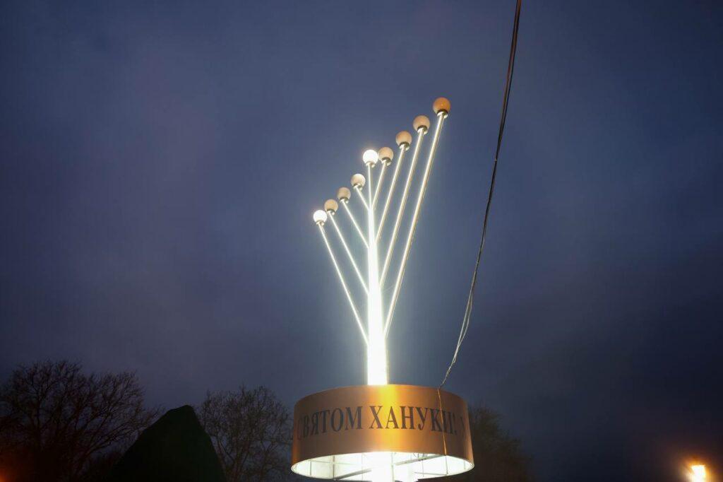 Перші свічки Ханукії запалили на Приморському бульварі Одеси Перші свічки Ханукії запалили на Приморському бульварі Одеси