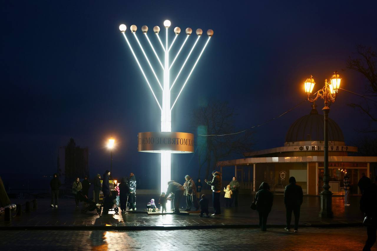 Перші свічки Ханукії запалили на Приморському бульварі Одеси Перші свічки Ханукії запалили на Приморському бульварі Одеси