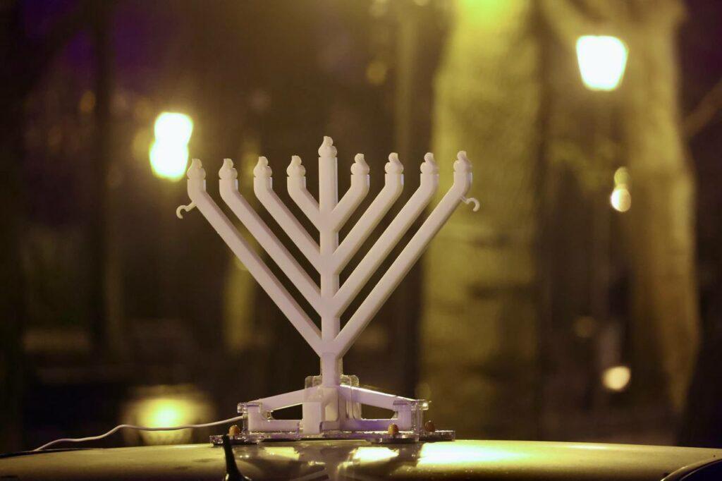 Перші свічки Ханукії запалили на Приморському бульварі Одеси Перші свічки Ханукії запалили на Приморському бульварі Одеси