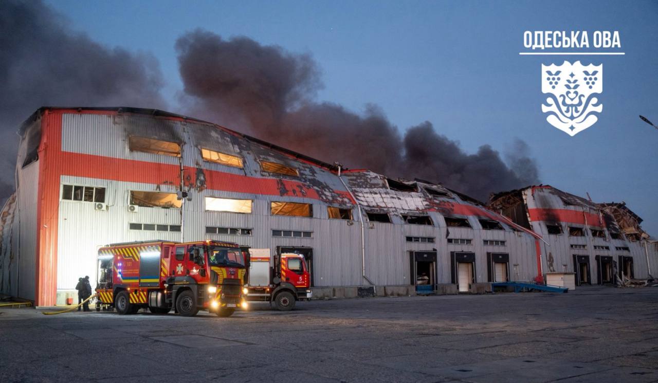 Вночі РФ вкотре атакувала Одещину – горів склад з побутовою технікою (фото, відео) Вночі РФ вкотре атакувала Одещину – горів склад з побутовою технікою (фото, відео)