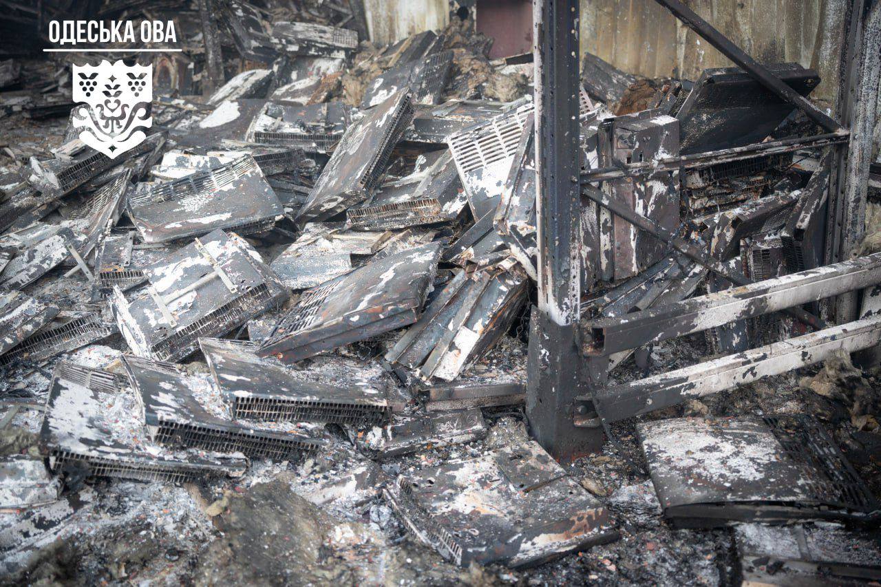 Вночі РФ вкотре атакувала Одещину – горів склад з побутовою технікою (фото, відео) Вночі РФ вкотре атакувала Одещину – горів склад з побутовою технікою (фото, відео)