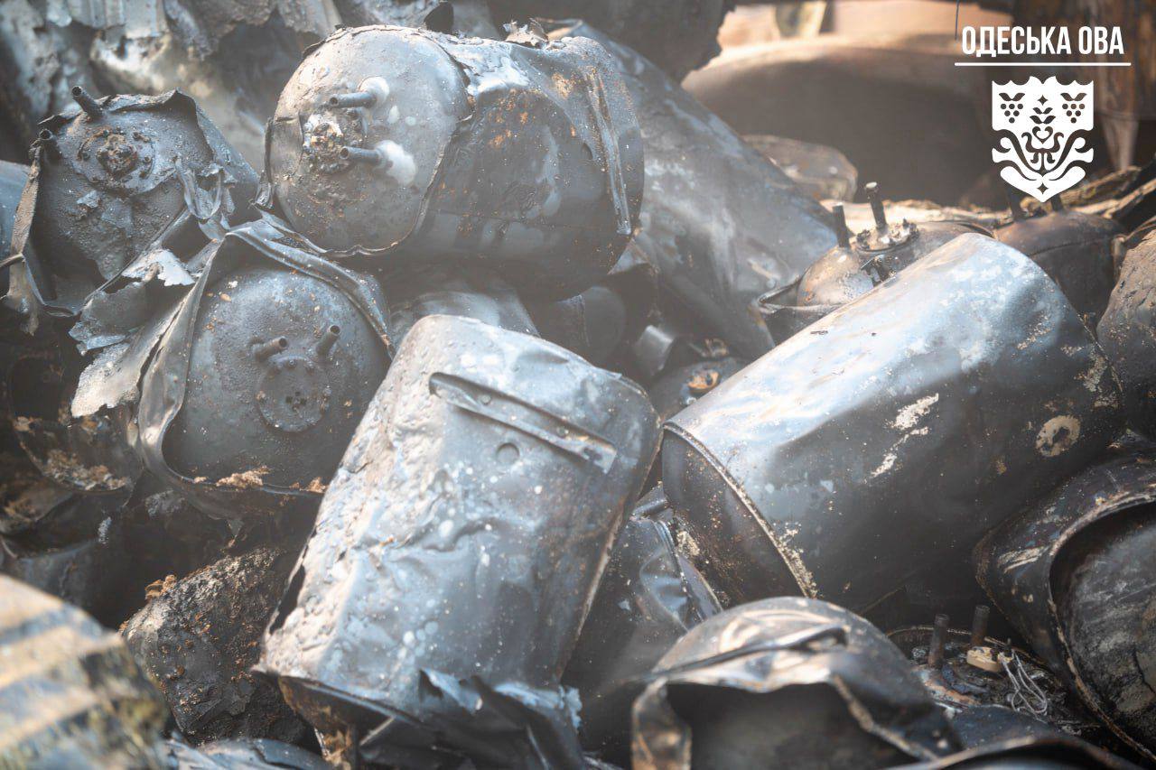 Вночі РФ вкотре атакувала Одещину – горів склад з побутовою технікою (фото, відео) Вночі РФ вкотре атакувала Одещину – горів склад з побутовою технікою (фото, відео)