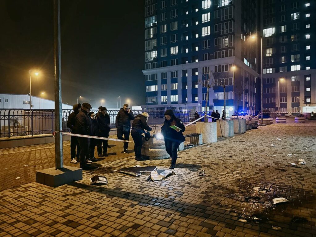 Уламки БпЛА впали у дворі житлового комплексу в Одесі: люди вціліли Уламки БпЛА впали у дворі житлового комплексу в Одесі: люди вціліли