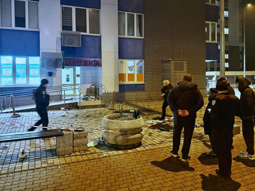 Уламки БпЛА впали у дворі житлового комплексу в Одесі: люди вціліли Уламки БпЛА впали у дворі житлового комплексу в Одесі: люди вціліли