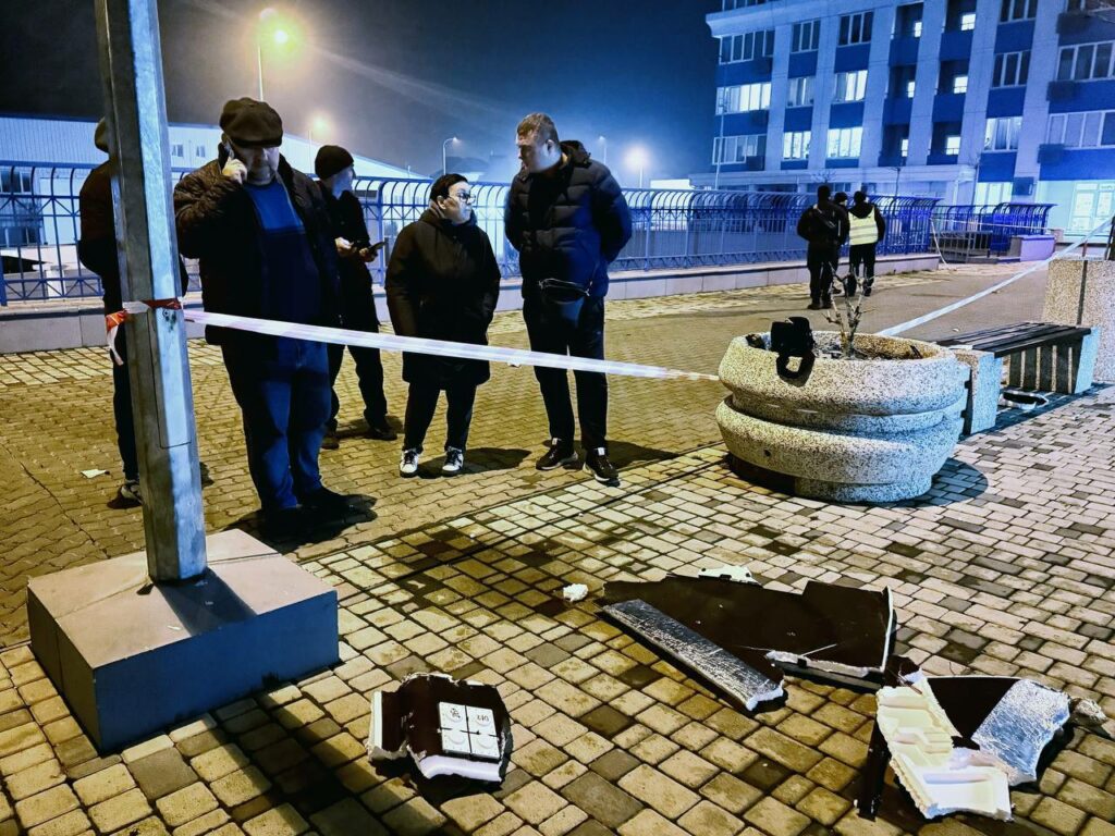 Уламки БпЛА впали у дворі житлового комплексу в Одесі: люди вціліли Уламки БпЛА впали у дворі житлового комплексу в Одесі: люди вціліли