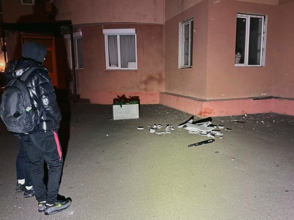 Уламки БпЛА впали у дворі житлового комплексу в Одесі: люди вціліли Уламки БпЛА впали у дворі житлового комплексу в Одесі: люди вціліли