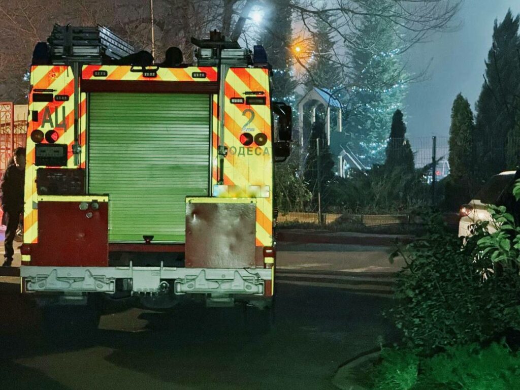 Уламки БпЛА впали у дворі житлового комплексу в Одесі: люди вціліли Уламки БпЛА впали у дворі житлового комплексу в Одесі: люди вціліли