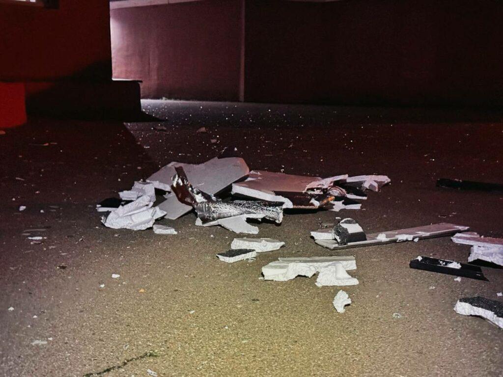 Уламки БпЛА впали у дворі житлового комплексу в Одесі: люди вціліли Уламки БпЛА впали у дворі житлового комплексу в Одесі: люди вціліли