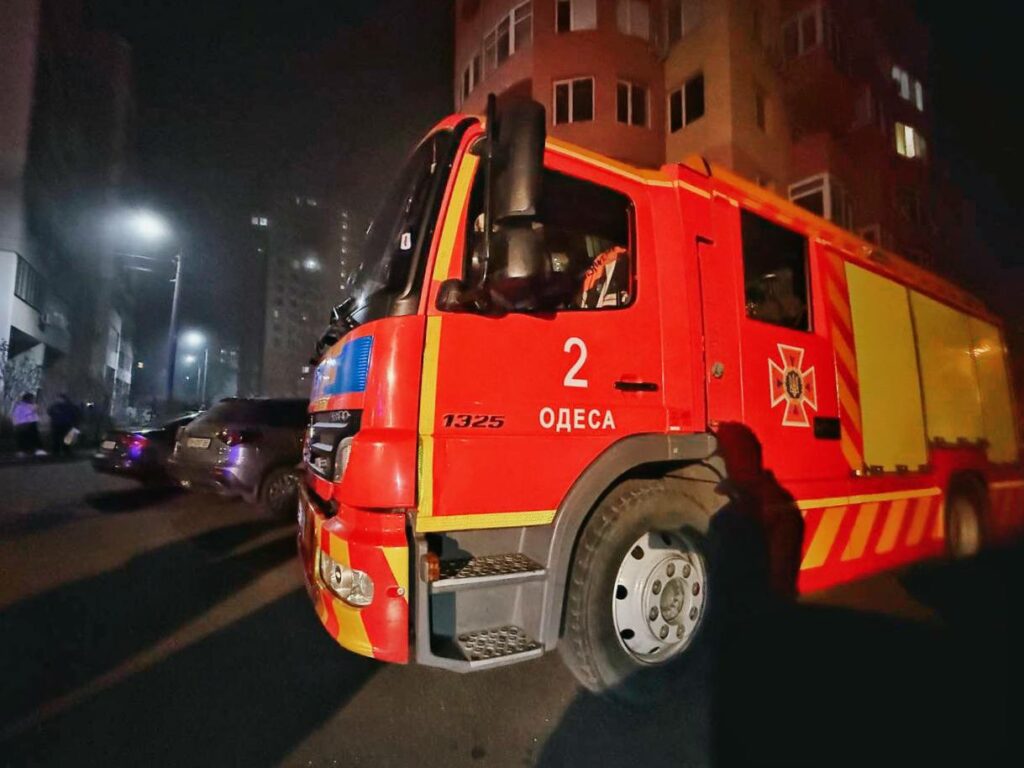 Уламки БпЛА впали у дворі житлового комплексу в Одесі: люди вціліли Уламки БпЛА впали у дворі житлового комплексу в Одесі: люди вціліли