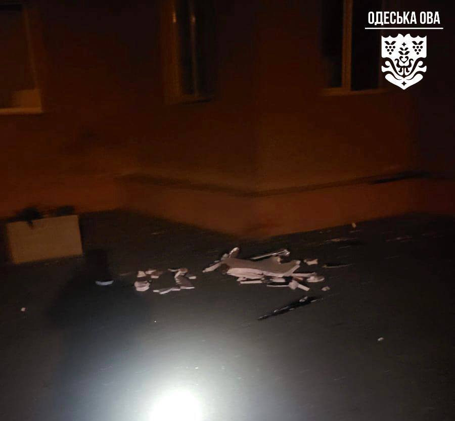 Дрон влучив у квартиру одеситів: обійшлося без подальшого загоряння Дрон попал в квартиру одесситов: обошлось без дальнейшего возгорания