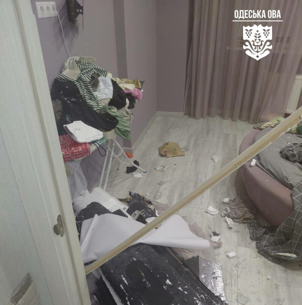 Дрон влучив у квартиру одеситів: обійшлося без подальшого загоряння Дрон попал в квартиру одесситов: обошлось без дальнейшего возгорания