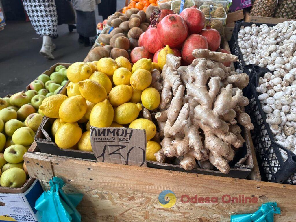 Клюква, грибы и мандарины: субботние цены на одесском Привозе