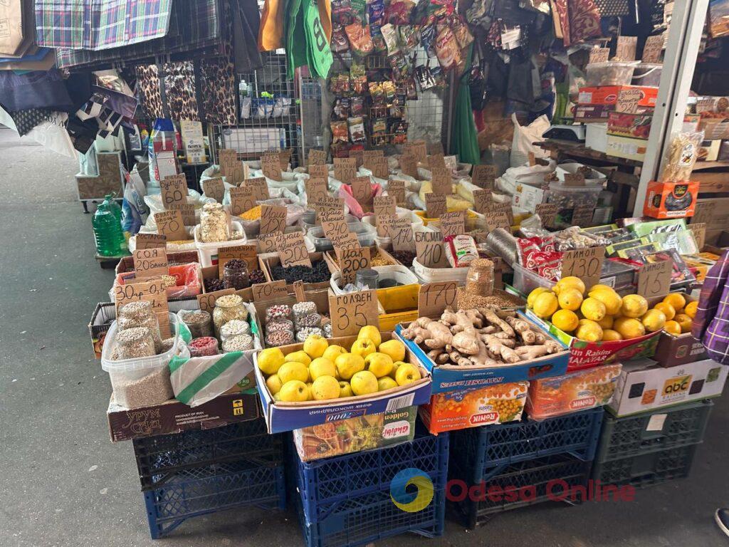 Клюква, грибы и мандарины: субботние цены на одесском Привозе