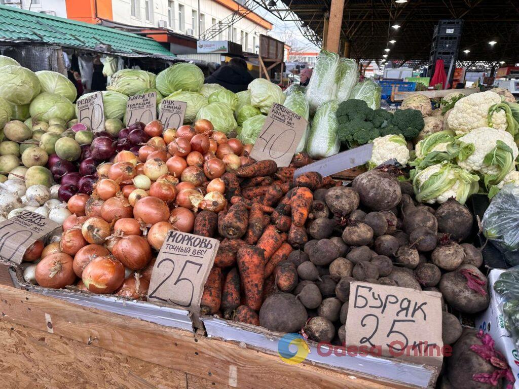 Клюква, грибы и мандарины: субботние цены на одесском Привозе