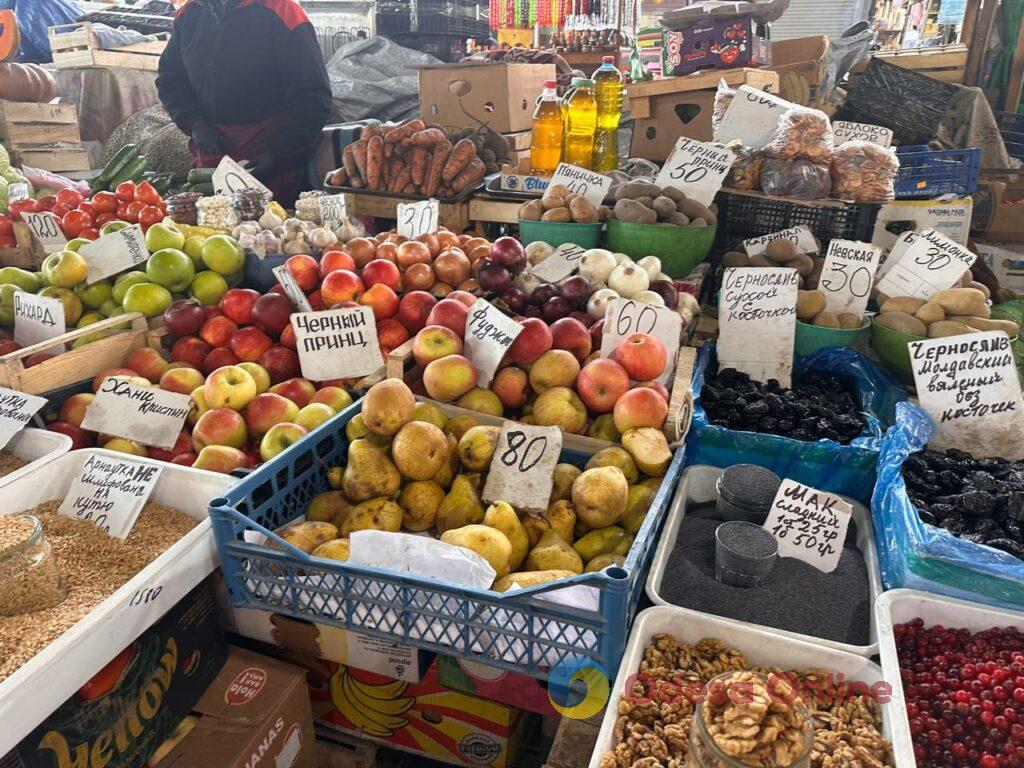 Клюква, грибы и мандарины: субботние цены на одесском Привозе