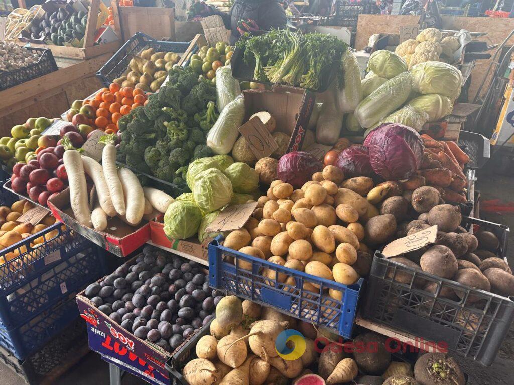 Клюква, грибы и мандарины: субботние цены на одесском Привозе