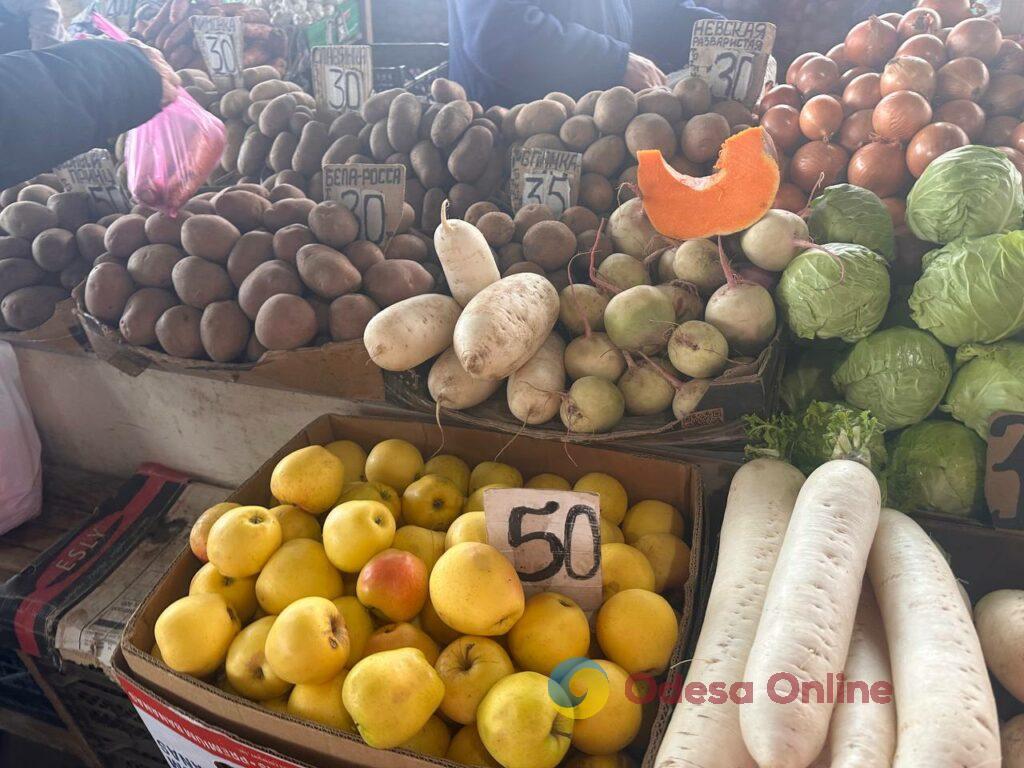 Клюква, грибы и мандарины: субботние цены на одесском Привозе