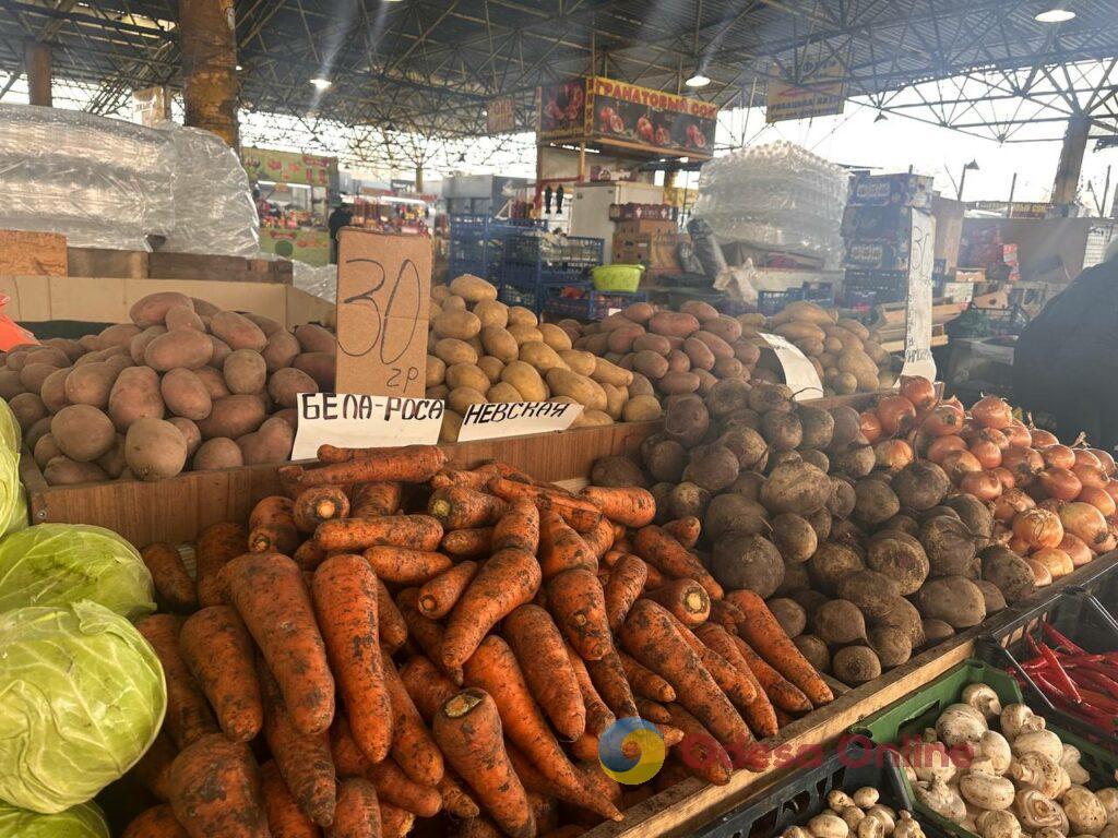 Клюква, грибы и мандарины: субботние цены на одесском Привозе