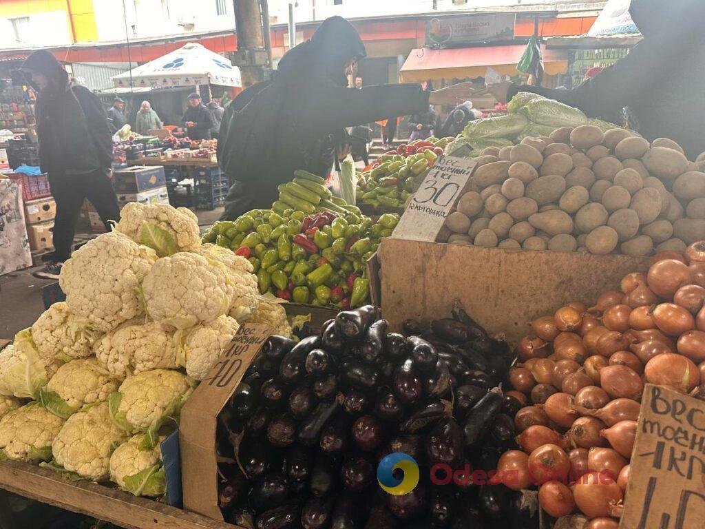 Клюква, грибы и мандарины: субботние цены на одесском Привозе