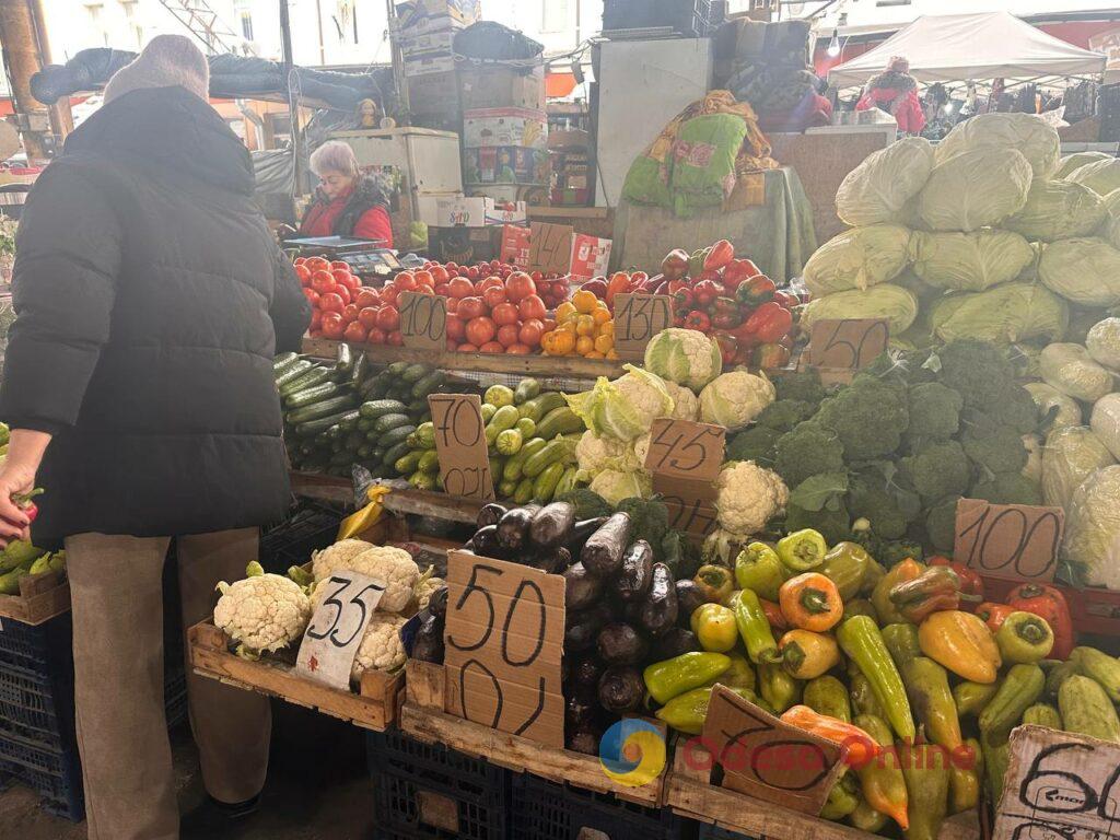 Клюква, грибы и мандарины: субботние цены на одесском Привозе