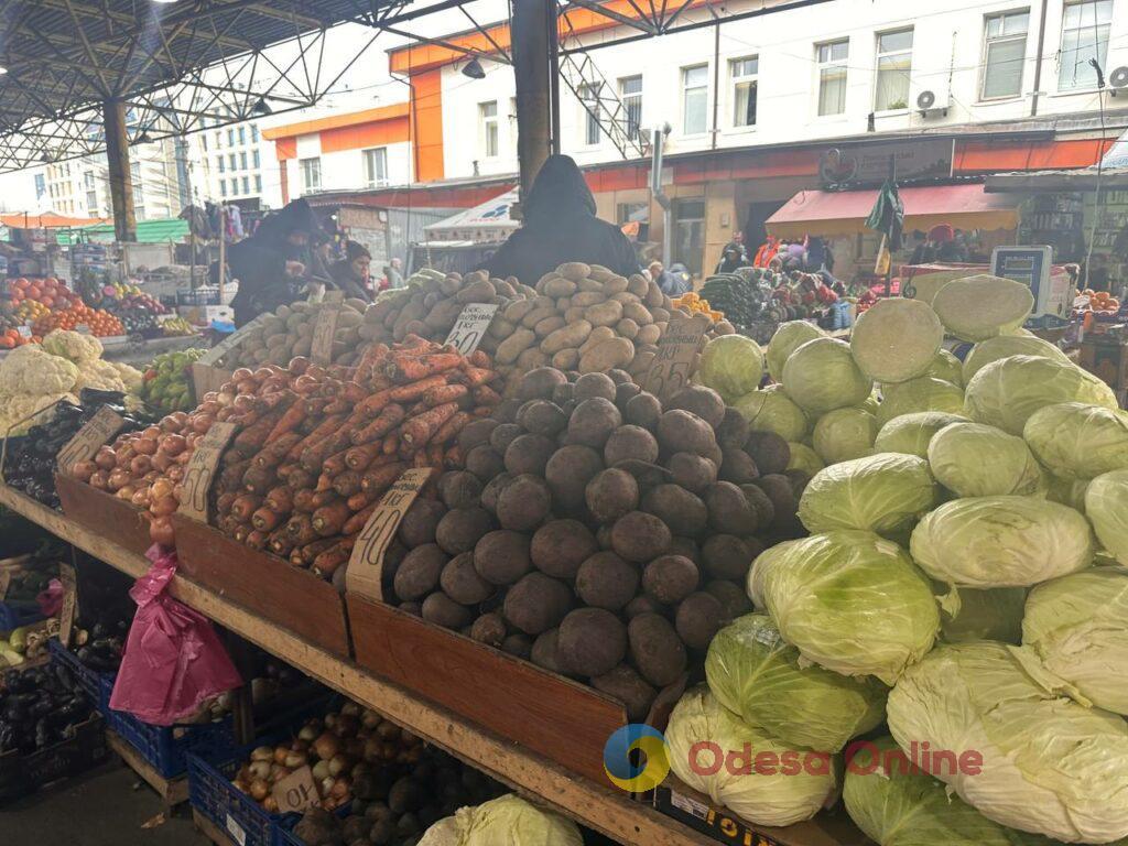 Клюква, грибы и мандарины: субботние цены на одесском Привозе